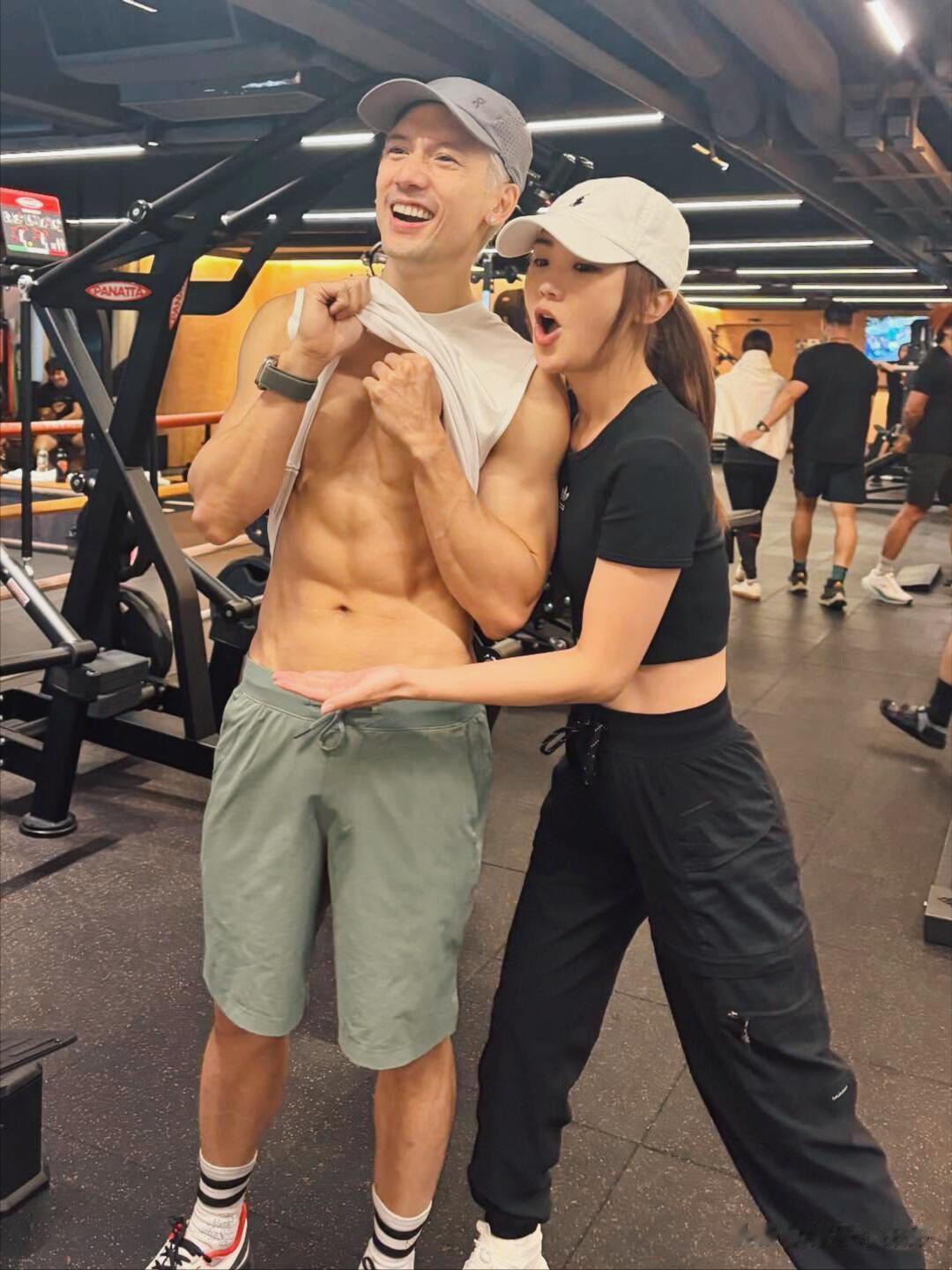 44岁关智斌腹肌炸裂!身旁阿SA少女打扮,这组合简直逆天冻龄!