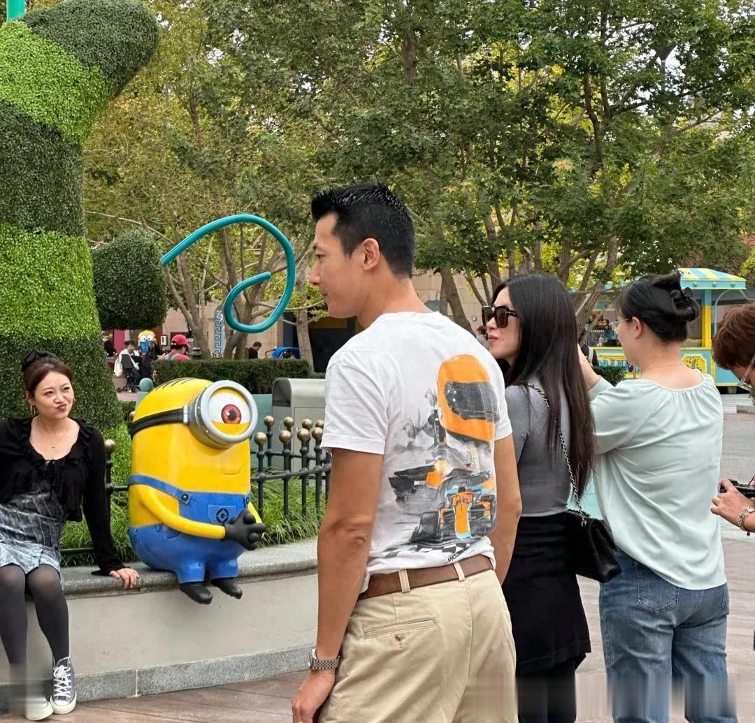 41岁朱珠她看起来好瘦，身材苗条，在老公身边显得小鸟依人！