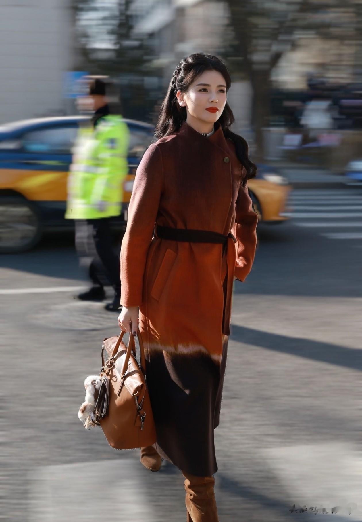 47岁刘涛最新穿搭:亮片西装外套+开叉裙,优雅干练,美得像27岁