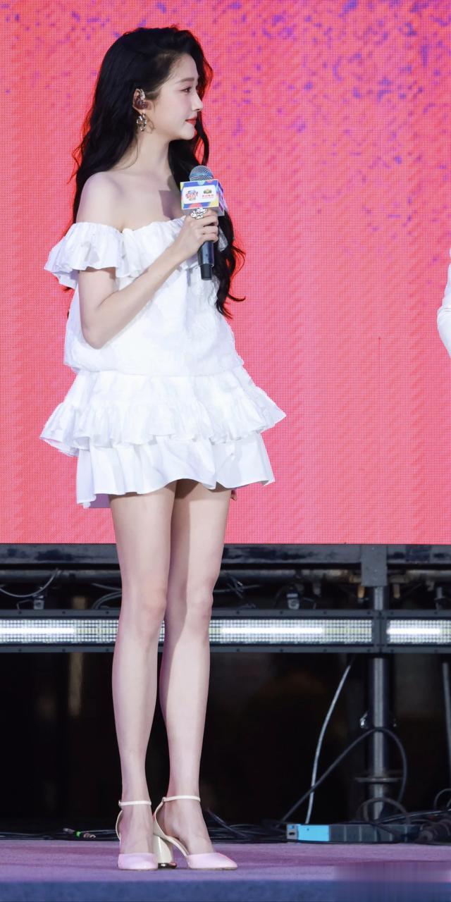 关晓彤参加啤酒音乐节，最近状态回春了好有少女感！ ?