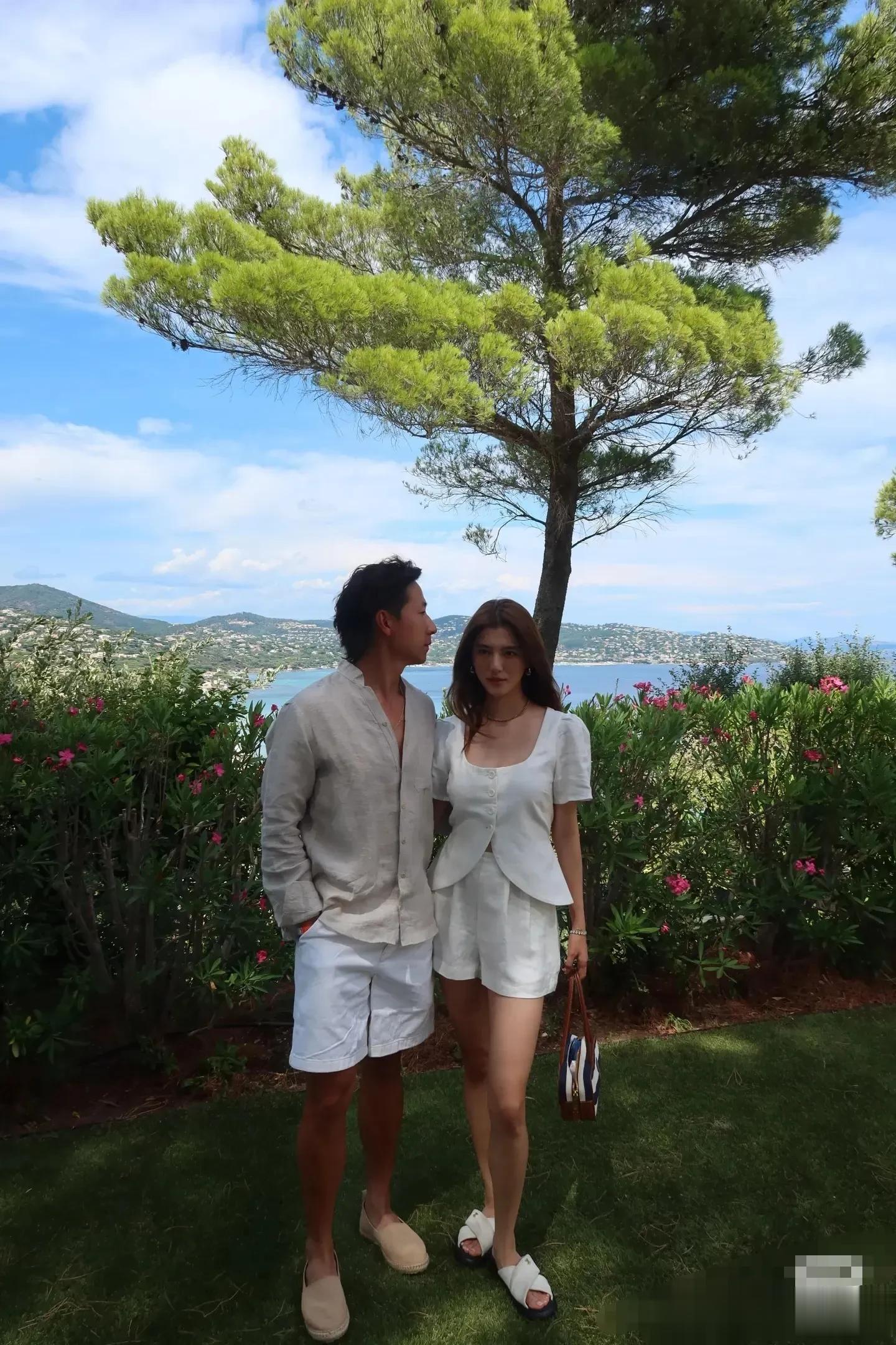 吴千语和老公施伯雄国外度假,小两口超级甜蜜像新婚夫妻!