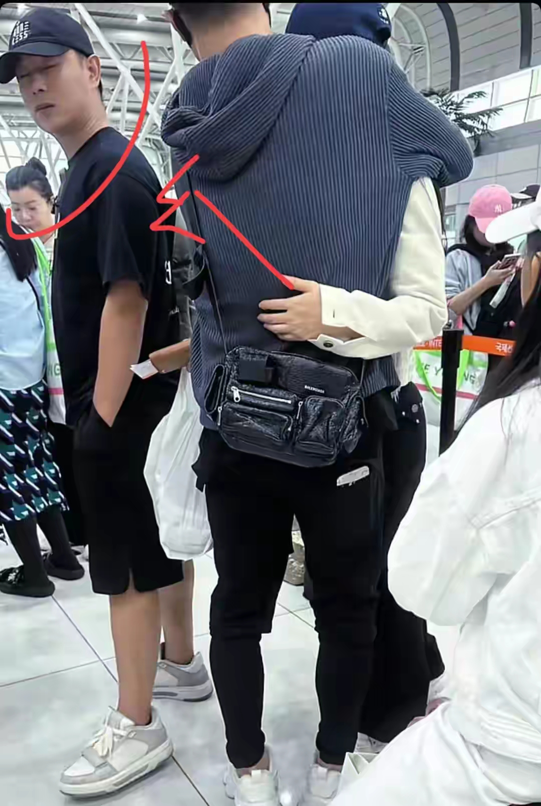 汪峰带新女友机场秀恩爱,10岁女儿表情引热议,这一幕太真实了!