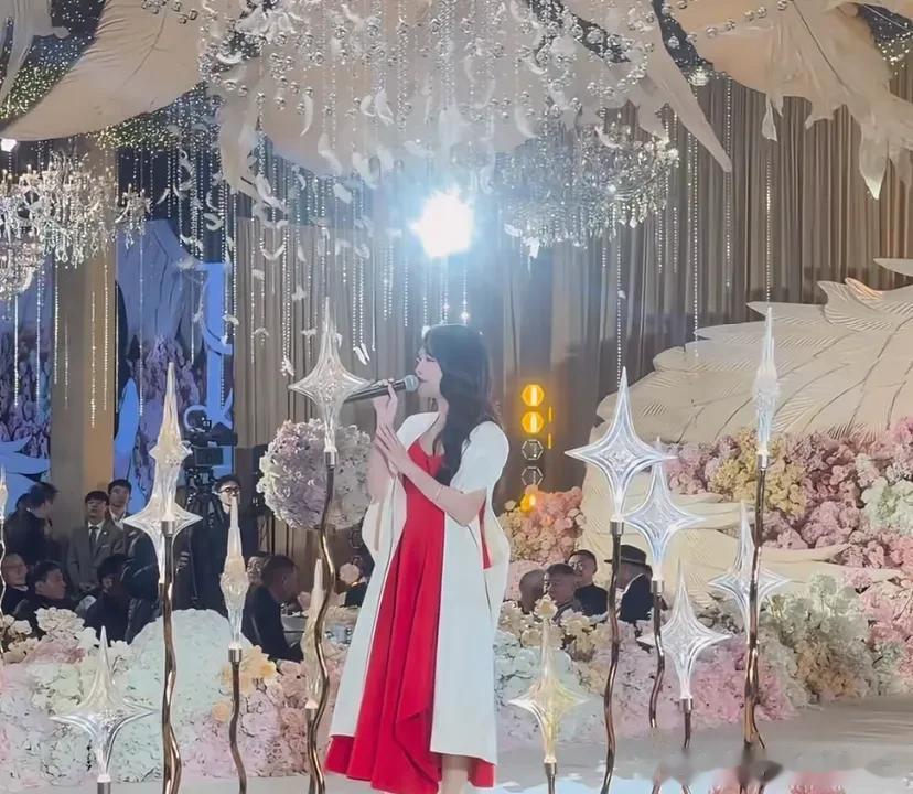 金莎参加婚礼献唱，唱三首歌到手35W，不得不说这个钱也太好赚了