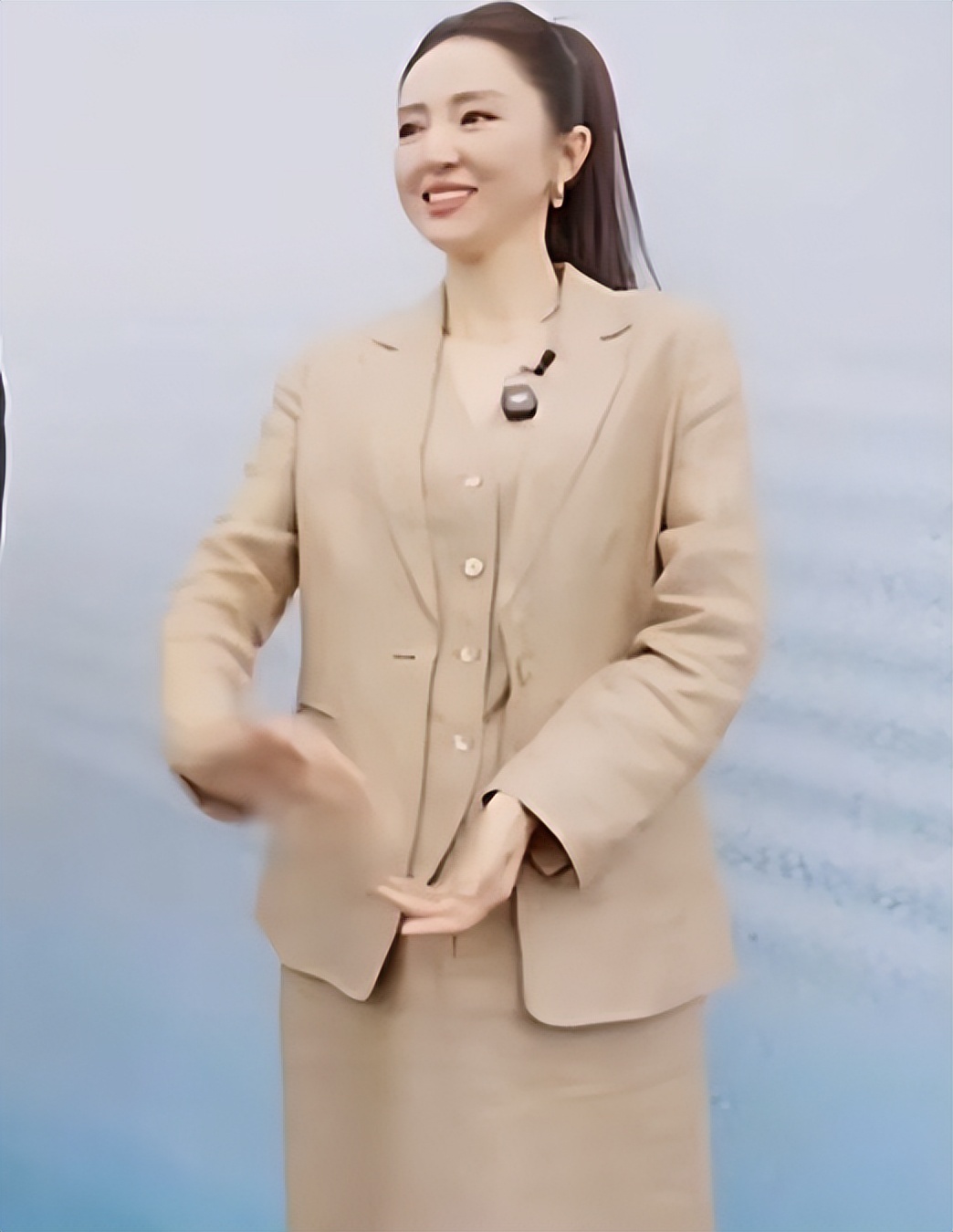 董璇怀孕传闻后首公开亮相，高扎马尾身材纤瘦，不像有孕