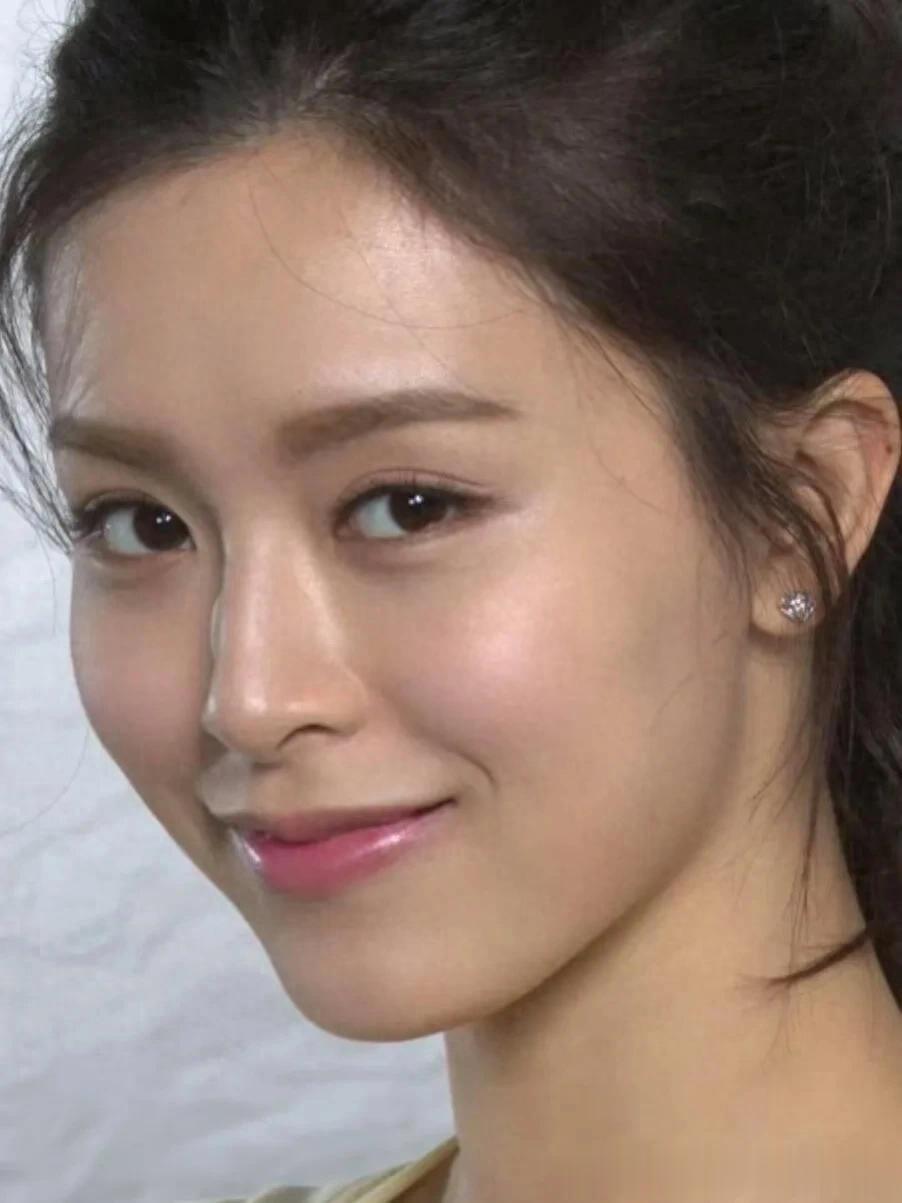 文咏珊，很好奇底妆怎么画的，当时还是很流行自然肤色的，很好看