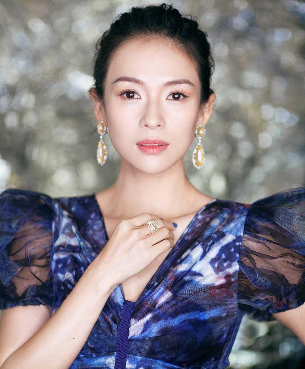 章子怡没想到，离婚两年后，最先看出她孤独的是女儿醒醒，很温暖