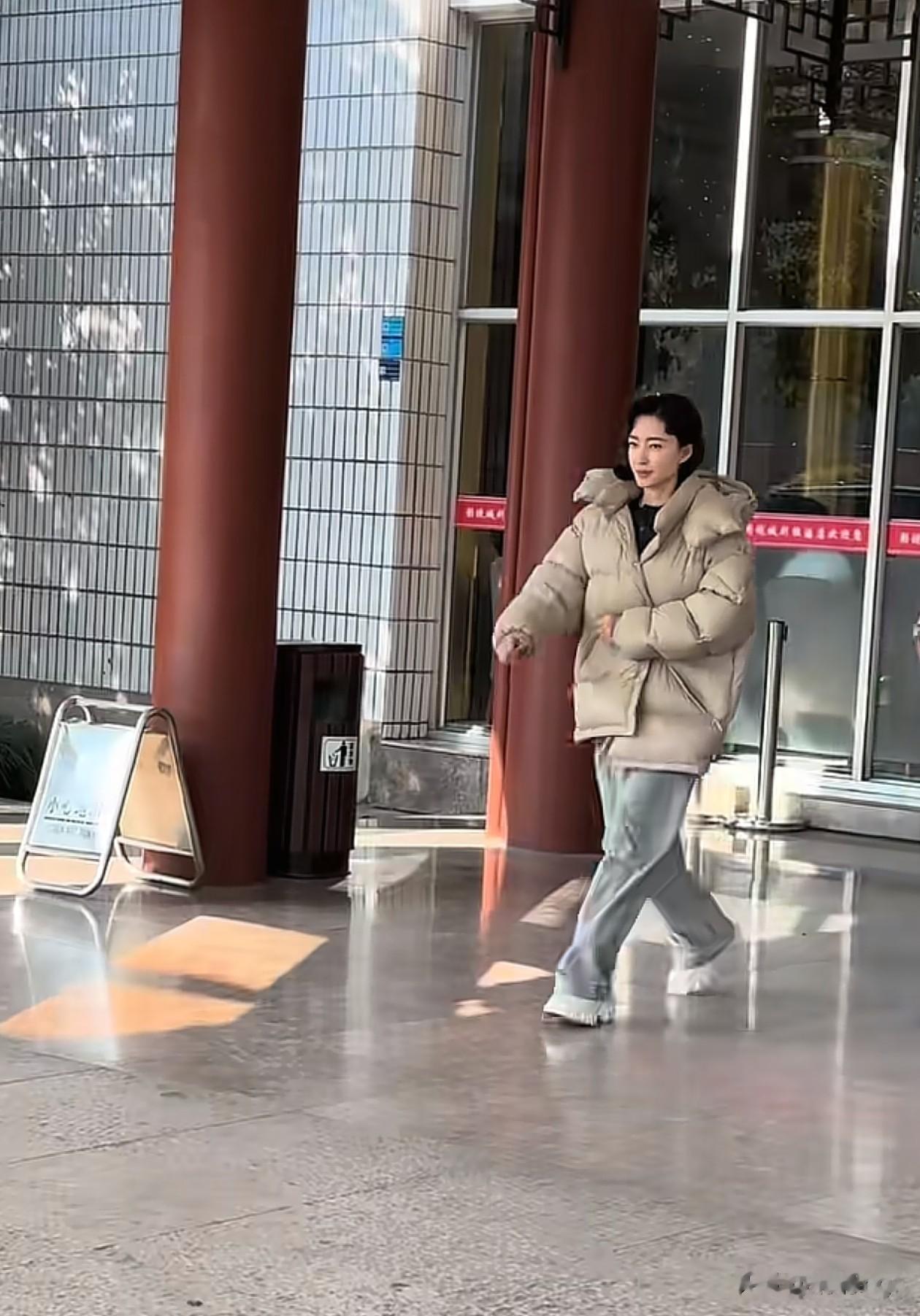 40岁王丽坤冬日穿搭：羽绒服+阔腿裤+白鞋，保暖时髦，颜值真抗打