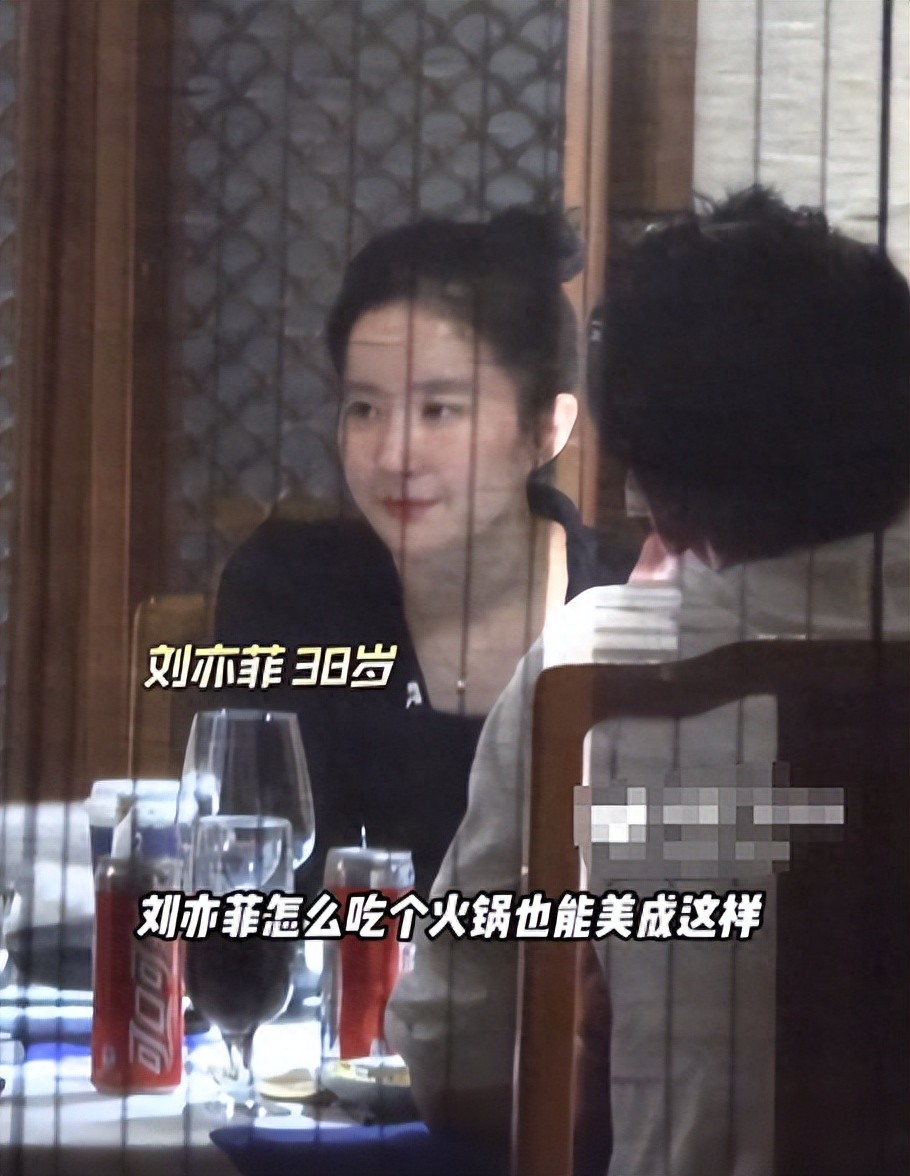 38岁刘亦菲和好友吃火锅,大口吃肉、喝红酒,举止应了向太的话