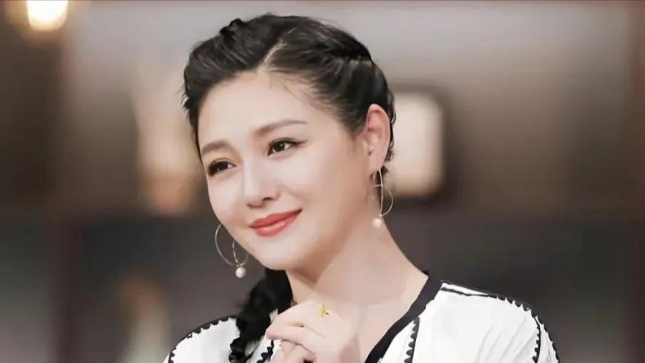 悲哀！大S墓地与邓丽君为邻居，塔葬方式曝光，网友怒批：鸽子笼