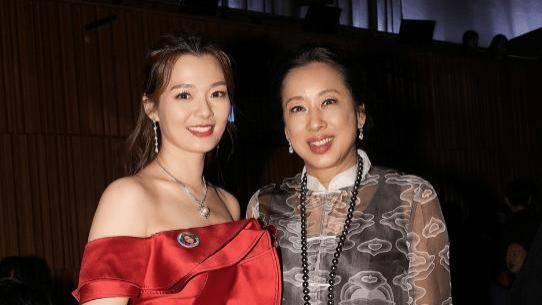 TVB花旦荣归母校! 一袭红白裙女神范十足! 离婚7年与绯闻男友关系成迷