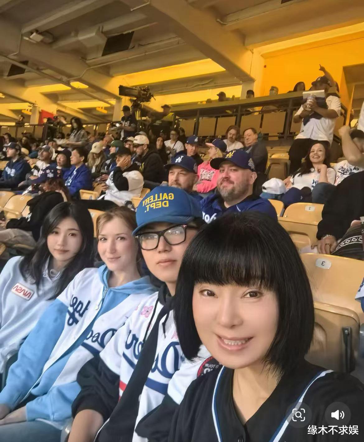 56岁陈红晒全家福,儿子找外国媳妇女儿漂亮,离婚11年称不要老公!