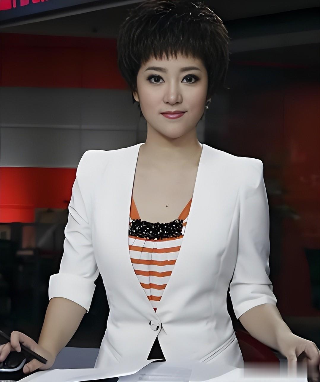 上海女主播李菡,稳坐主播台20年,老公是昔日名嘴,如今低调生活