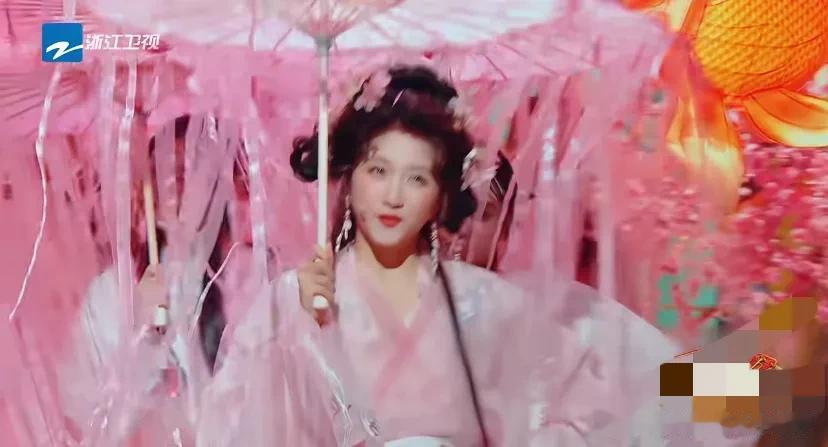 关晓彤王牌舞台造型引热议，穿粉色长裙跳舞，看着好大一只不好看