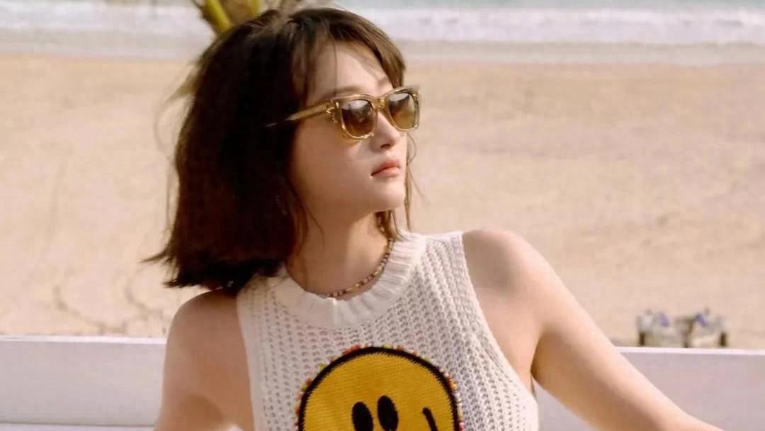 海边甜辣风！关晓彤新造型引爆网络！