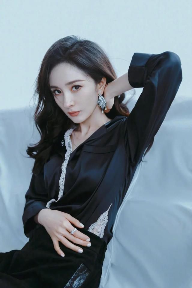 杨幂，散发耀眼光芒