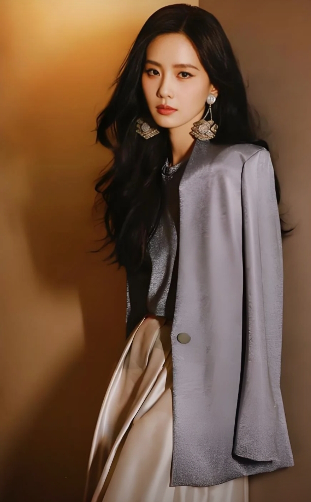 刘诗诗不愧是行走的衣架子，什么样的衣服她都能轻松驾驭美到失语