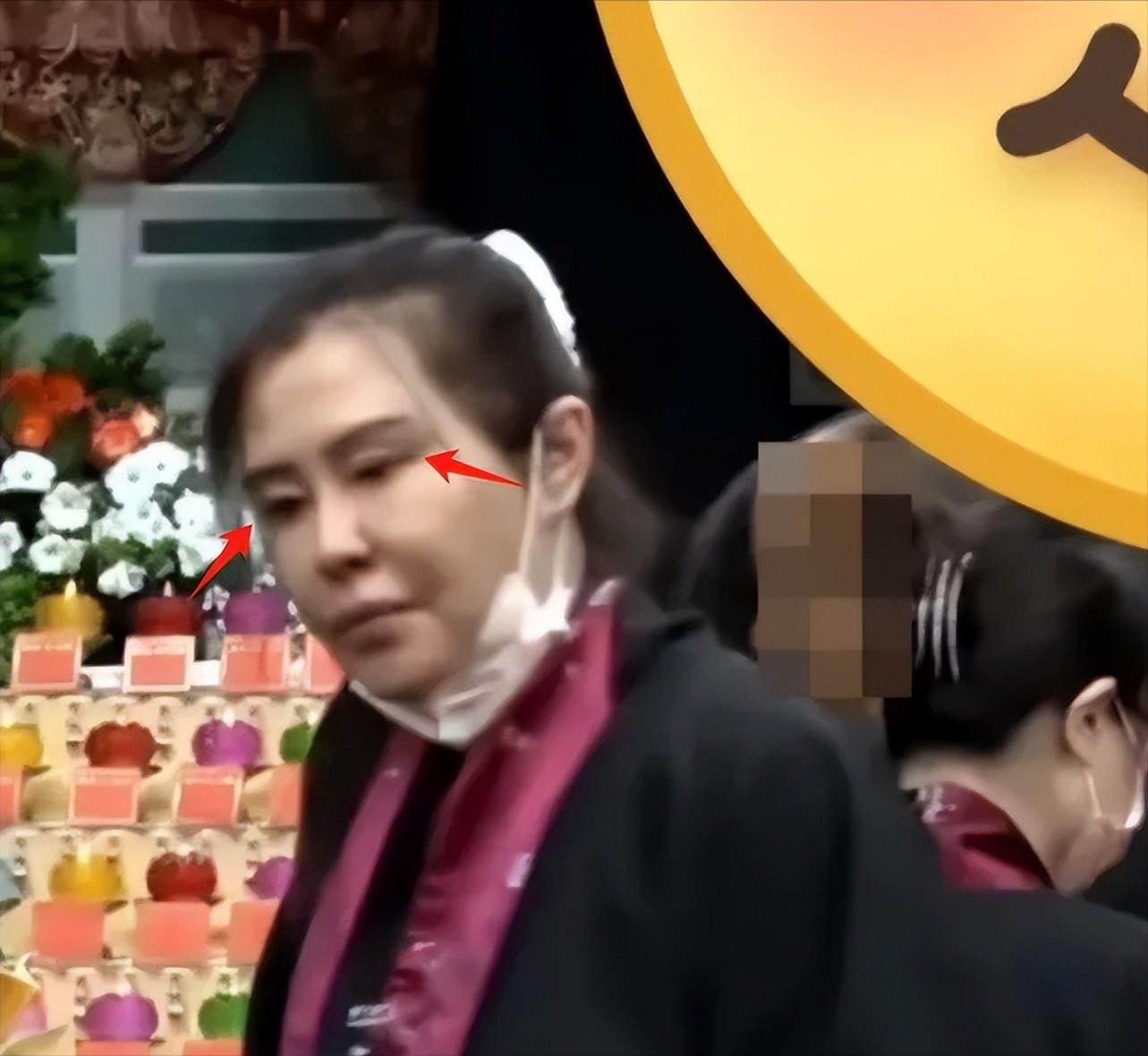 58岁王祖贤健身房运动，举铁戴口罩眉头紧皱，肚大如箩真该减肥了