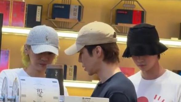 鹿晗高瀚宇黄新淳逛街，全程没戴口罩，状态轻松自然