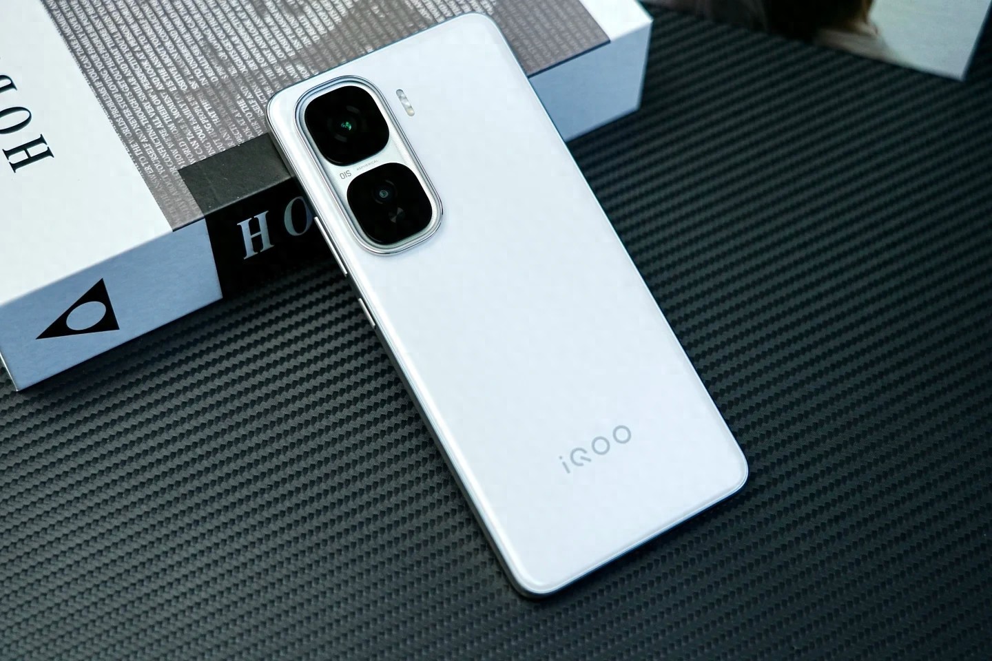 iQOO“用力過猛”，2K直屏+6800mAh，驍龍8至尊版旗艦價格創新低