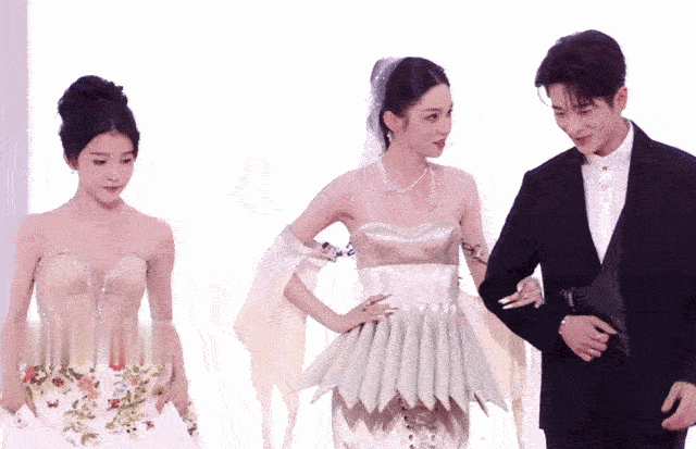 星光大赏红毯是胶粘的？周也头纱被勾住险摔倒，孟子义也被卡住