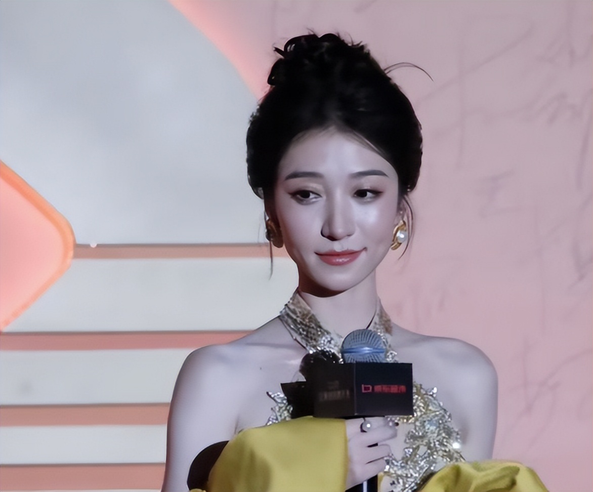 短剧红毯成“见光死”现场，没了美颜和修图，遍地普男普女