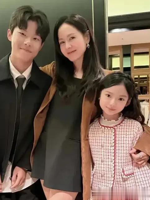 孙艺珍电影花絮释出：获赠饼干很开心，与小演员互动很暖心！