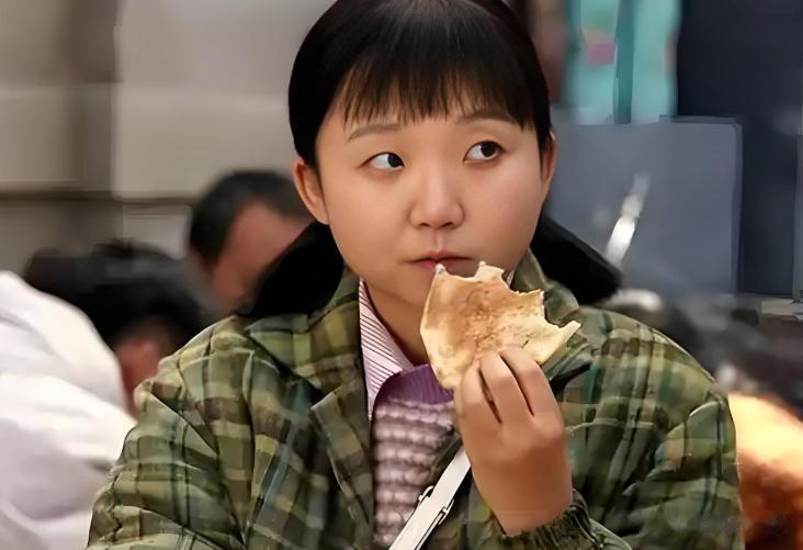 炸裂!辣目洋子北京拍戏现场被拍, 网上传言她身材肥胖惹争议!