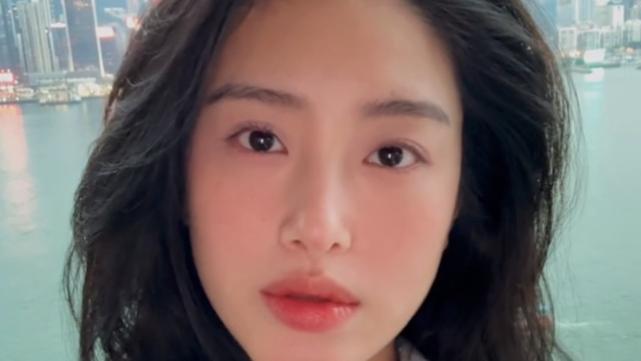 杨采钰晒照，大肚子不见了，脸部略有疲惫和浮肿，一看就是刚生完