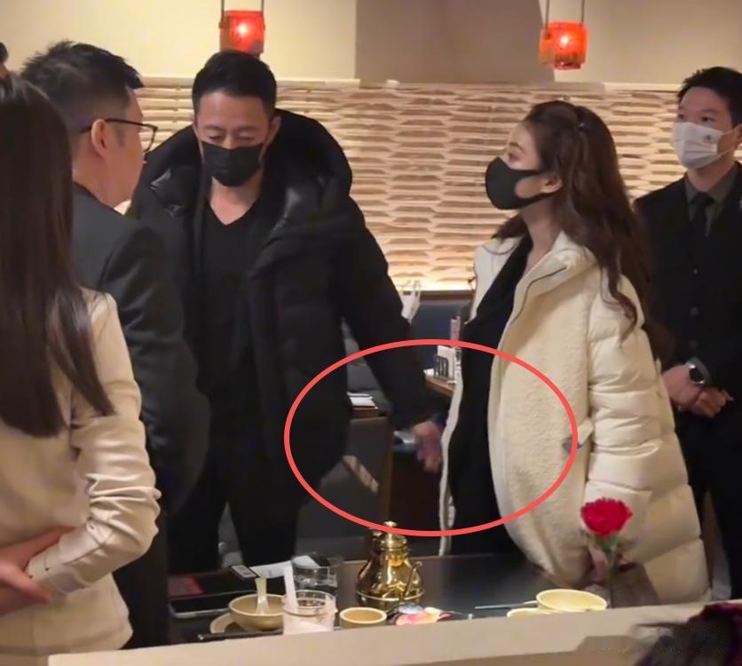 马筱梅挺孕肚露面,与汪小菲视察门店,一个举动暴露婚后真实状态