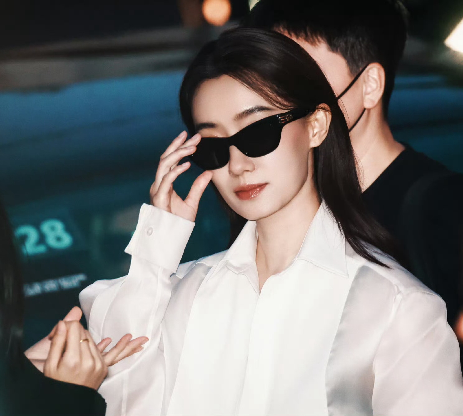 39岁张小斐亮相巴黎时装周，白衬衫搭配黑皮裙，帅酷有型