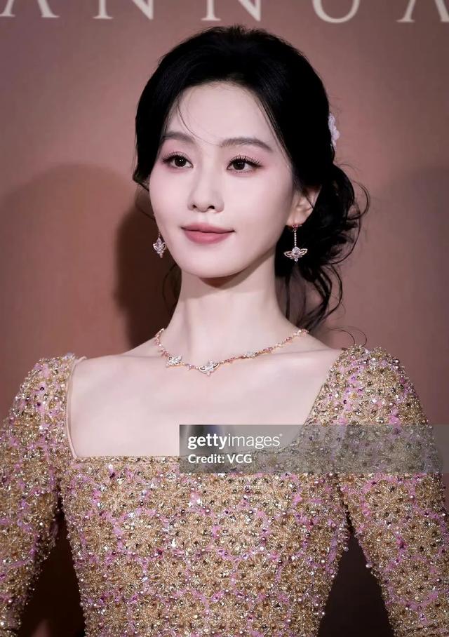 上海这夜,38岁刘诗诗和33岁陈昊宇同框,真是没对比就没伤害!