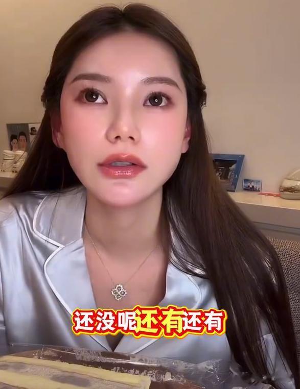 汪小菲连轴转太累，叹气还要和家人过节，表示两边都是家