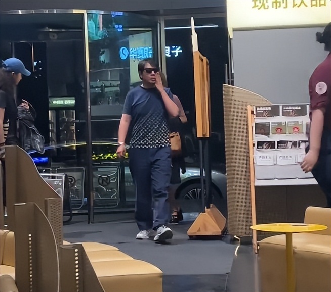 郎朗夫妻现身郑州!吉娜穿短裙身材火辣,丈夫胖到不敢认像两代人