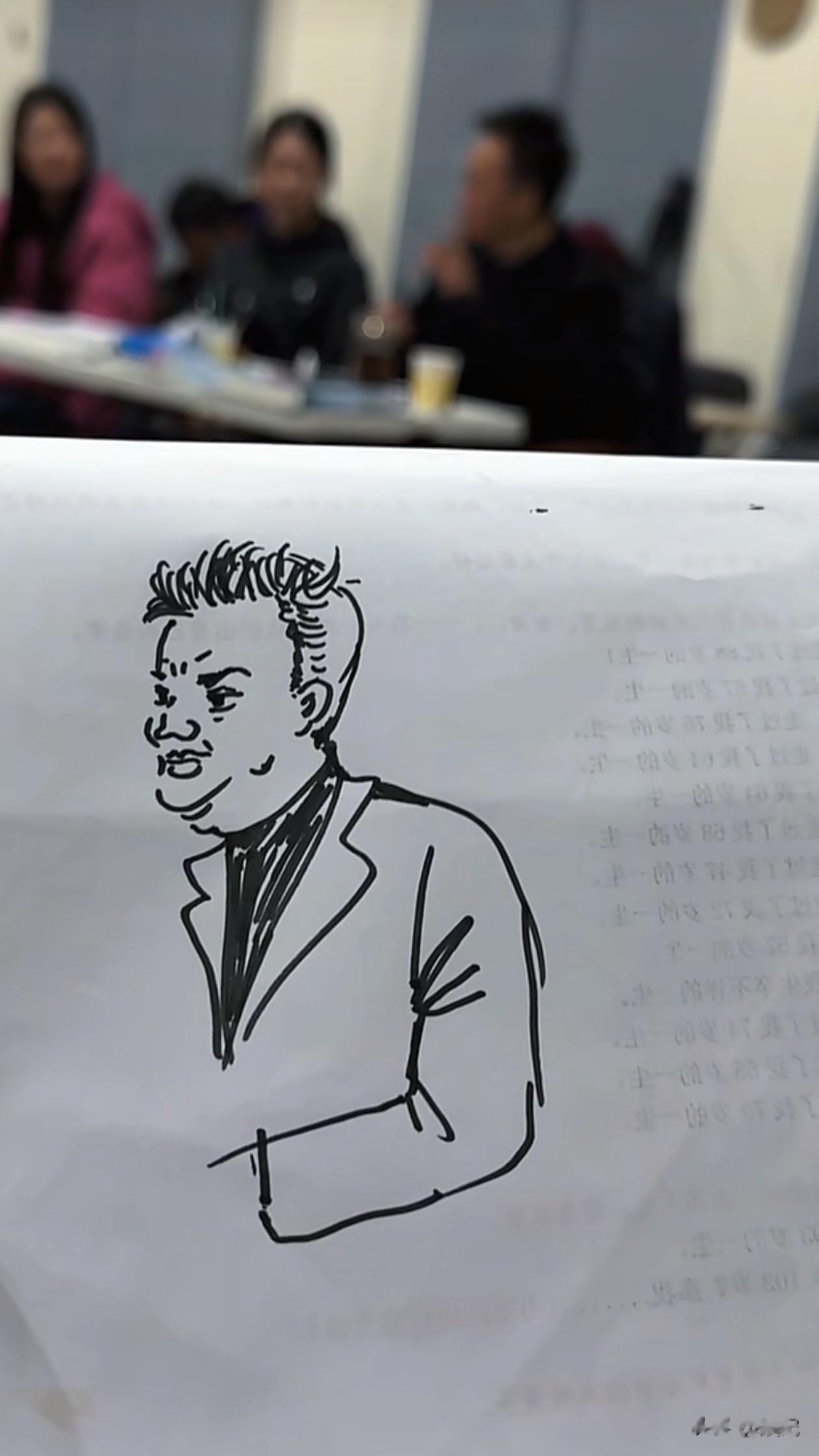 38岁张馨予分享上课日常！微卷发+格子外套，侧颜绝了 嫩得像女大