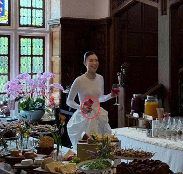 霍启仁举办订婚宴！未婚妻手握红包笑得开心，网友：比不上郭晶晶