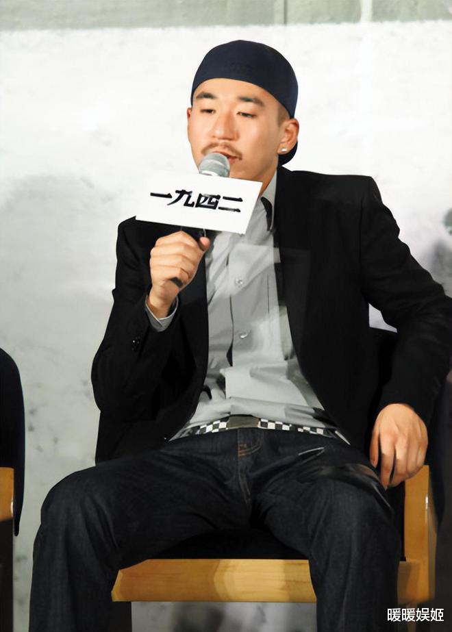 43岁张默独居泰国，生活奢靡与音乐为伴，外网常发黑白照与众不同