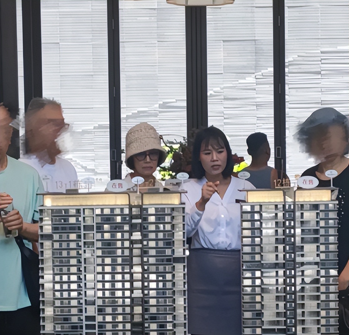 TVB金牌绿叶患病离巢后，移居内地变购物狂，快递在走廊堆积如山