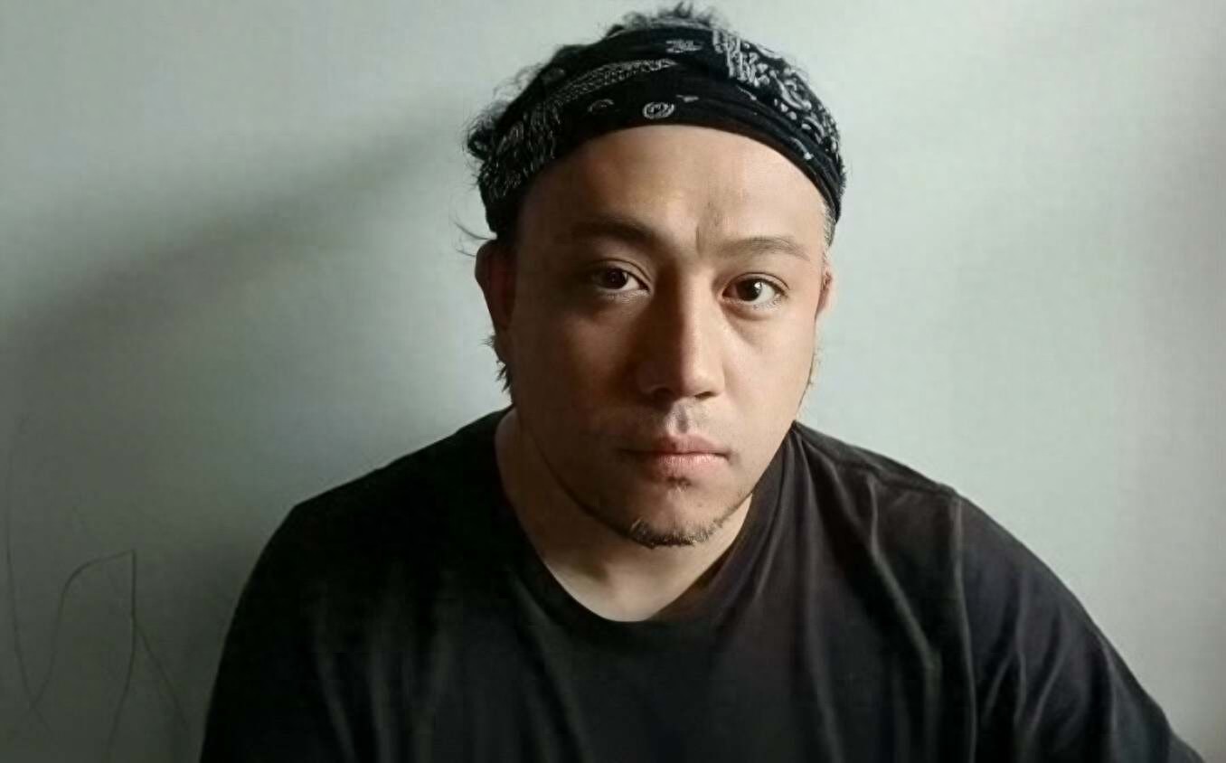 香港知名男星做搬运工养家,两鬓变白老态尽显,陷财困无稳定工作