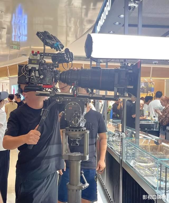 江疏影拍摄新剧，穿着牛仔套装短裙，被吐槽快40岁了还扮嫩