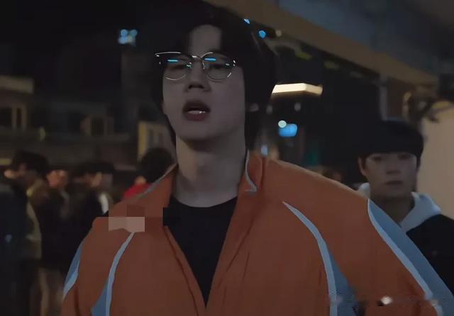 李濬荣新剧开播，开屏直接肌肉暴击，不得不说他戏路可真宽呀