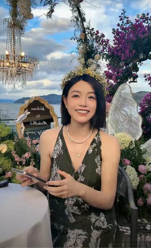 42岁陈妍希穿大露背裙和儿子手牵手庆生,戴花环笑容甜美宛若少女