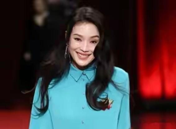 49岁舒淇里昂电影节走红毯，脸肿僵硬老态明显，五官乱飞难掩疲态