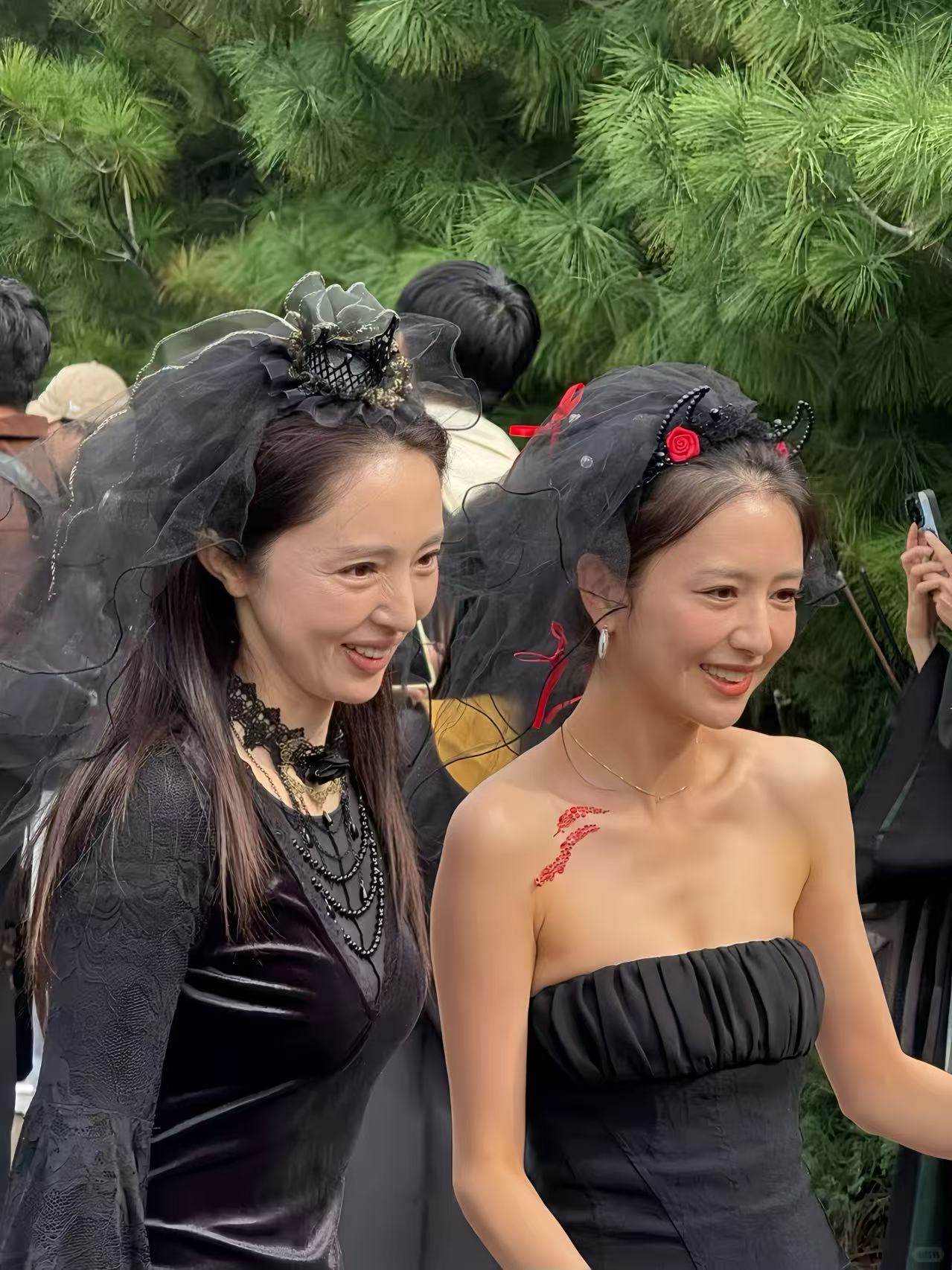 佟丽娅在深圳扫购黄金！头发稀少假发明显，满胳膊黄金手串太吸睛