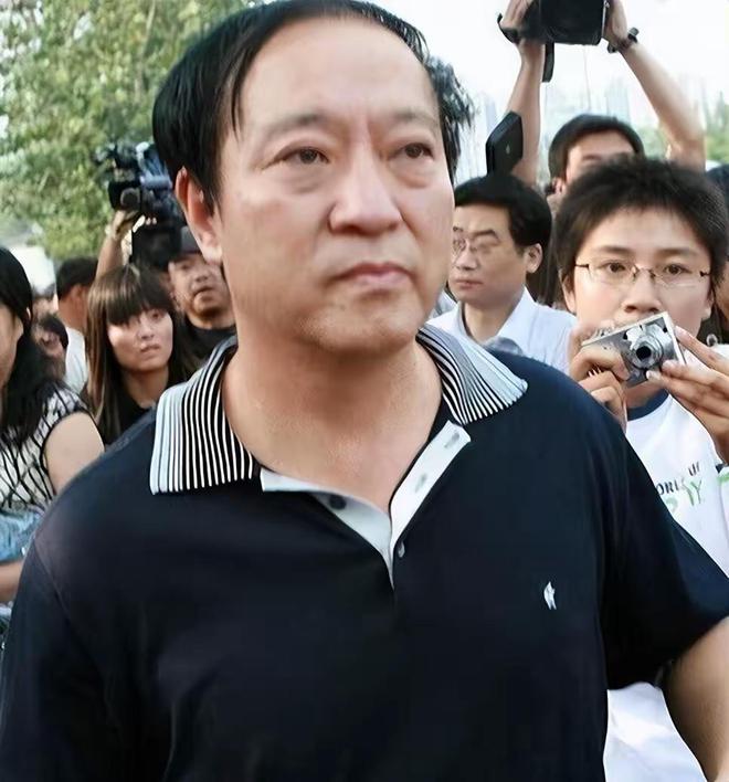 牛群：抛下冯巩后跟妻子也离婚了， 如今76岁没积蓄 ，近况如何？