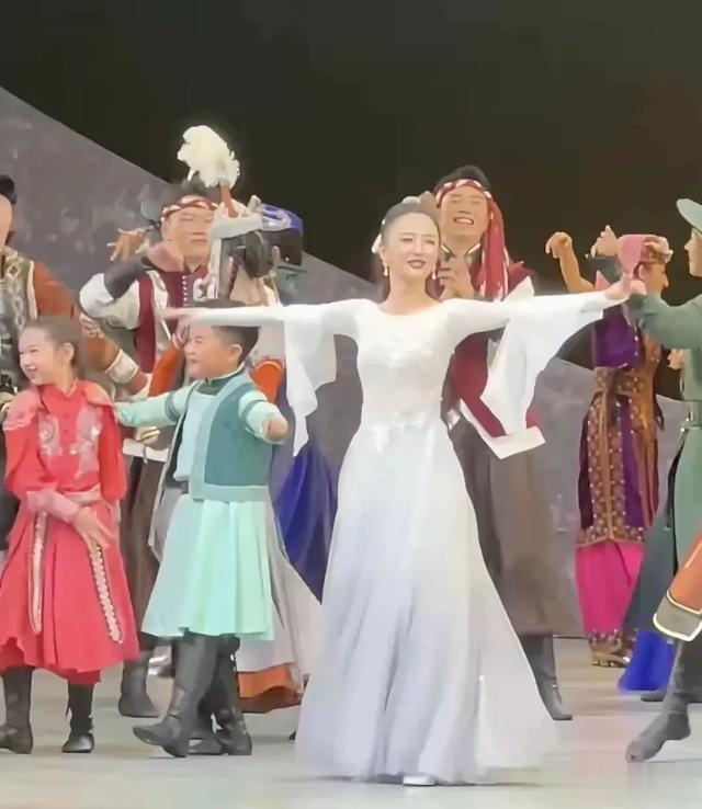 佟丽娅庆功宴脱妆照流出，肤黄如蜡瘦到脱相，和舞台判若两人