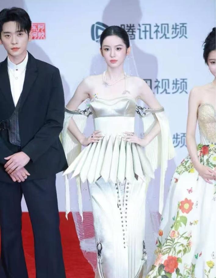 海口这晚，秦岚的腰、白露的脸，159cm“黑袍裹身”的她全场惊艳