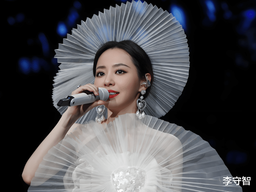 张靓颖演唱会造型性感遭丁太升等吐槽低俗，张杰扭胯也被质疑油腻