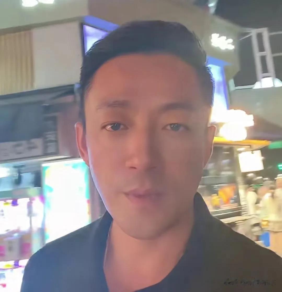 汪小菲罕见亲晒儿子正脸照，眉眼像极了大S，凸牙问题还没改善