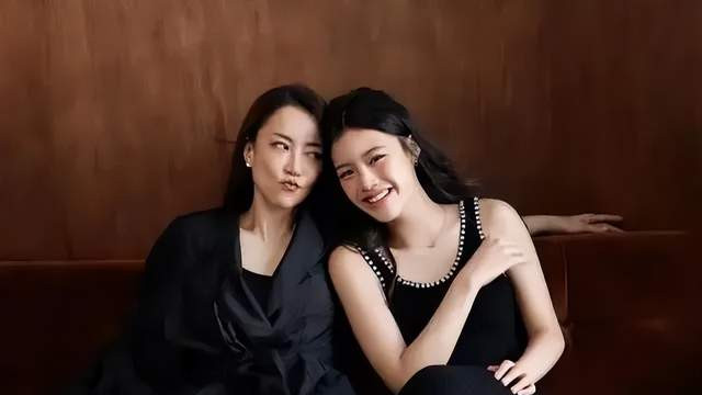 39岁拒嫁富豪，生下前男友孩子，如今母女合体美得不像话！