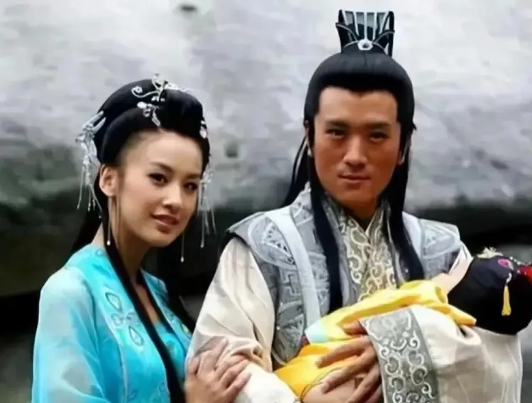 昔日金童玉女商场“偶遇”藏玄机！杨子发旧照求复合，黄圣依潇洒不回头